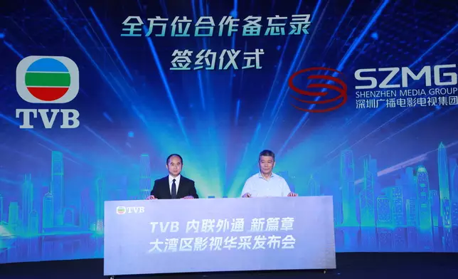電視廣播有限公司旗下 TVBC 總裁彭明曄(左)與深圳衛視總監蘇傑簽訂「全方位合作備忘錄」。