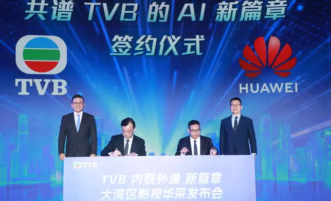 程哲(左二)與王紹潼(右二)簽訂「共譜TVB的AI新篇章備忘錄」，並由電許濤JP(左一)及岳坤(右一)一同見證。