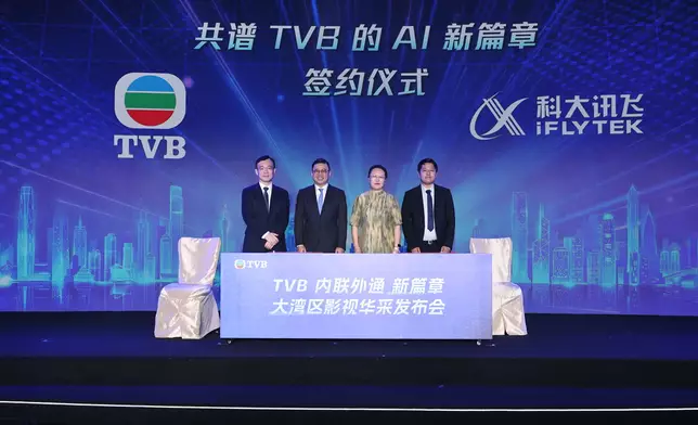 程哲(左一)與邵青(右一)簽訂「共譜TVB的AI新篇章備忘錄」，並由許濤JP(左二)及王瑋(右二)一同見證。