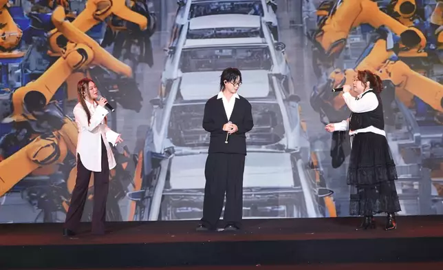 黃博、林智樂、黃洛妍獻唱歌曲《如願》。