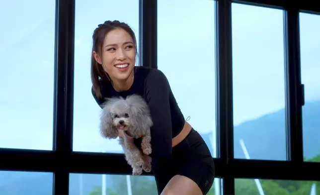 Tiffany同德德齊齊學做狗瑜伽。