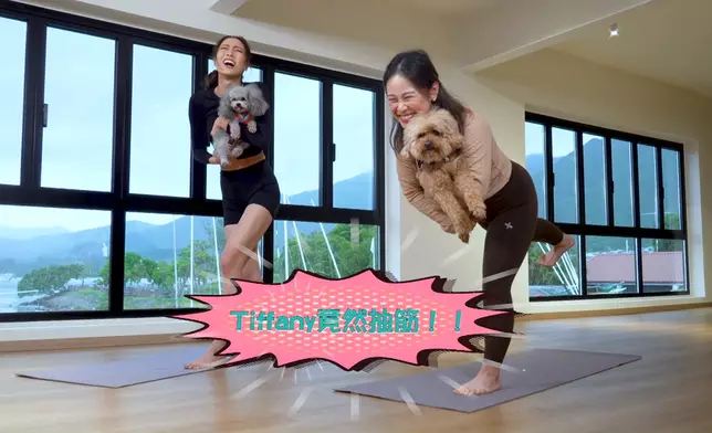 Tiffany同德德齊齊學做狗瑜伽。