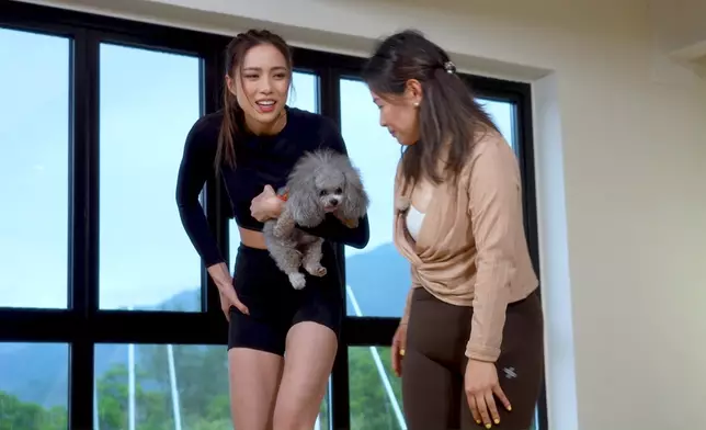 Tiffany同德德齊齊學做狗瑜伽。