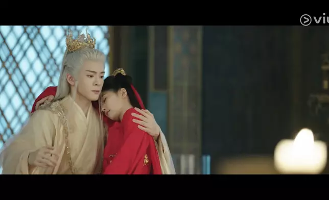 白九思（曾舜晞飾）和李青月（白鹿飾）洞房。