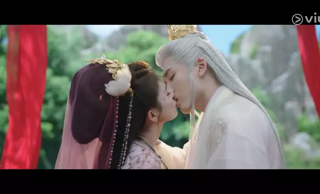花如月和白九思在婚禮上深情擁吻。