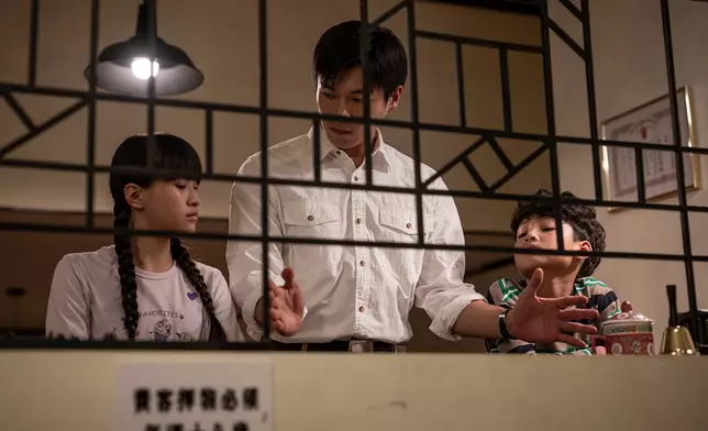柯煒林讚小演員演戲時投入。