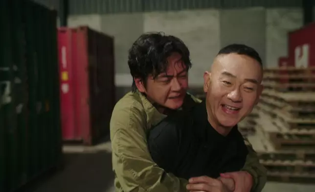 張振朗頂硬上完成拍攝，但佢專業在喺鏡頭面前係完全睇唔出佢有任何異樣。