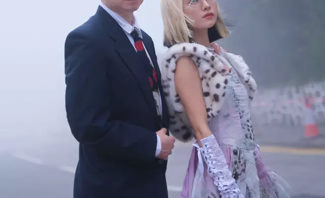 一手包辦曲詞。