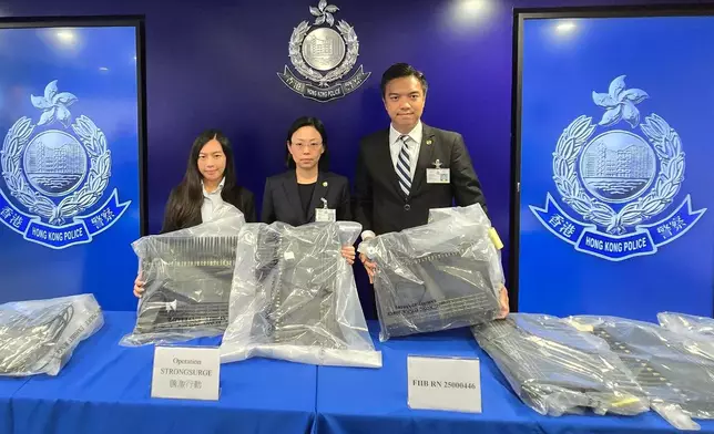 警方搜查7個疑用作放置「貓池」的工廈寫字樓，檢獲141個俗稱「貓池」的流動訊息設備、17台路由器及多部電話和電腦。