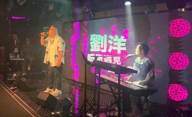 二人合唱《夜夜夜夜》。