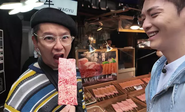 二人去到築地市場，阮浩棕初次品嚐新鮮的海膽。