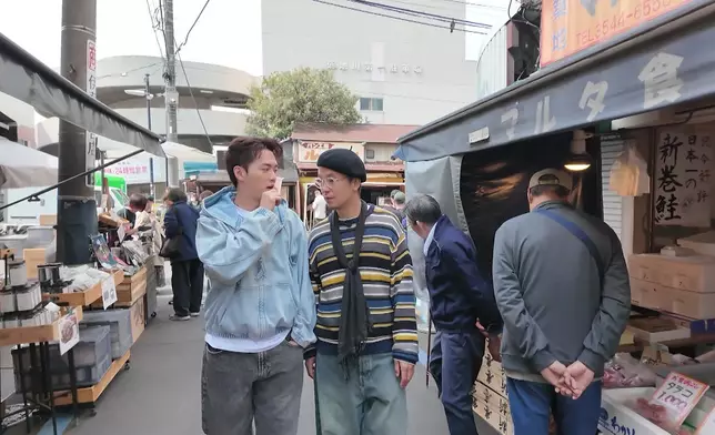 二人去到築地市場，阮浩棕初次品嚐新鮮的海膽。