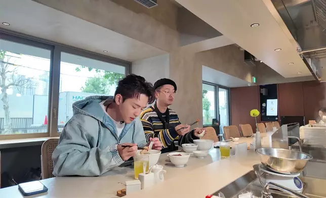 品嚐鰻魚拉麵。
