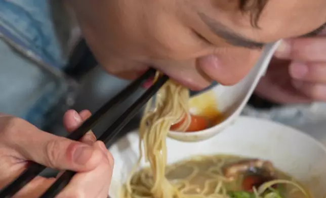 品嚐鰻魚拉麵。
