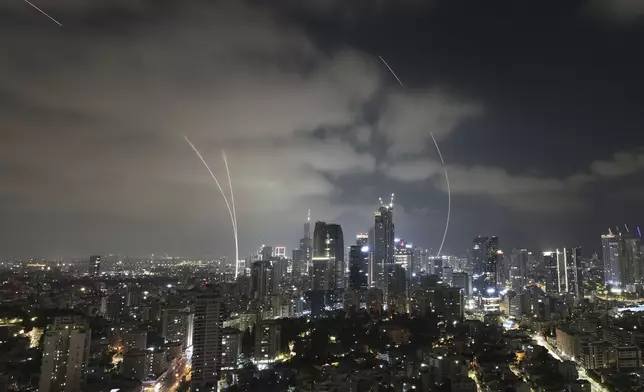 以色列防空系統開火攔截由伊朗向以色列特拉維夫發射的飛彈。AP圖片