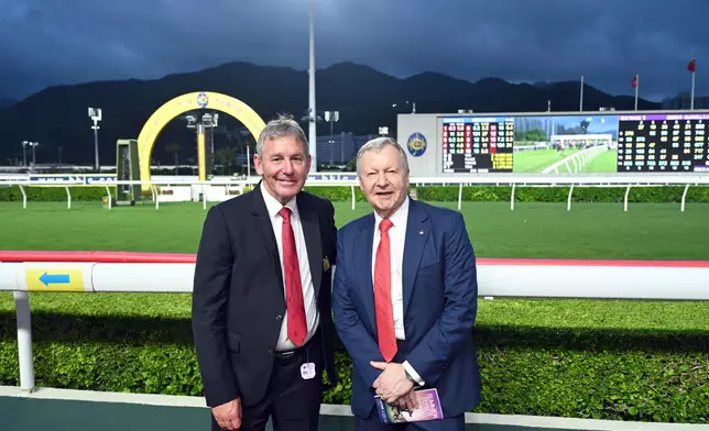 曼聯名宿白賴仁笠臣（Bryan Robson）（左）在馬會行政總裁應家柏（右）陪同下，在沙田馬場觀賞周六舉行的賽馬賽事。
