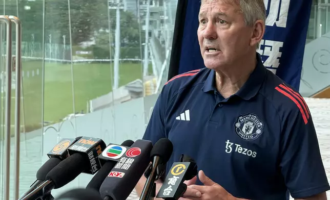 白賴仁笠臣（Bryan Robson）認為「賽馬會青少年足球領袖計劃」能夠有效幫助學員成為優秀領袖，又表示香港足球一直在進步，但強調不能自滿，要持續努力，才能與亞洲其他強隊競爭。 （巴士的報記者攝）