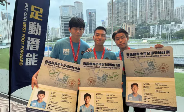 前往英國曼徹斯特交流的其中三位優異學員（左起：羅家揚、張樂晞、湯家誠）表示激動及振奮，認為過去數月的「計劃」當中，給予寶貴的經驗。（巴士的報記者攝）