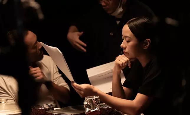 演唱會的影像中與林嘉欣有幾場對手戲。