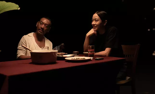 演唱會的影像中與林嘉欣有幾場對手戲。