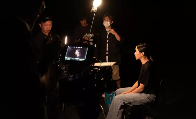 見到林嘉欣哭，鏡頭外的他也忍不住落淚。