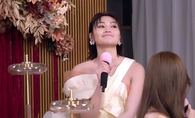 關嘉敏「真性情表情包」，留意番佢完全係冇女神包袱架吓！佢對住細John嗰種興奮同熱情，一度令人誤以為佢先係上嚟追人嗰個。