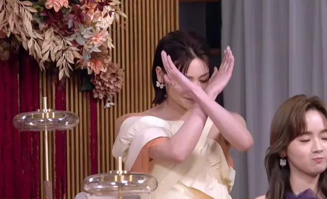 關嘉敏「真性情表情包」，留意番佢完全係冇女神包袱架吓！佢對住細John嗰種興奮同熱情，一度令人誤以為佢先係上嚟追人嗰個。