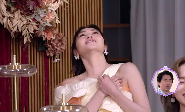 關嘉敏「真性情表情包」，留意番佢完全係冇女神包袱架吓！佢對住細John嗰種興奮同熱情，一度令人誤以為佢先係上嚟追人嗰個。