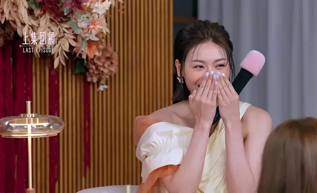 關嘉敏「真性情表情包」，留意番佢完全係冇女神包袱架吓！佢對住細John嗰種興奮同熱情，一度令人誤以為佢先係上嚟追人嗰個。