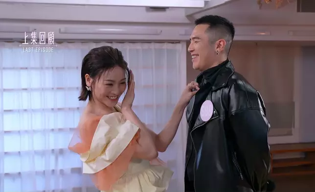 關嘉敏「真性情表情包」，留意番佢完全係冇女神包袱架吓！佢對住細John嗰種興奮同熱情，一度令人誤以為佢先係上嚟追人嗰個。