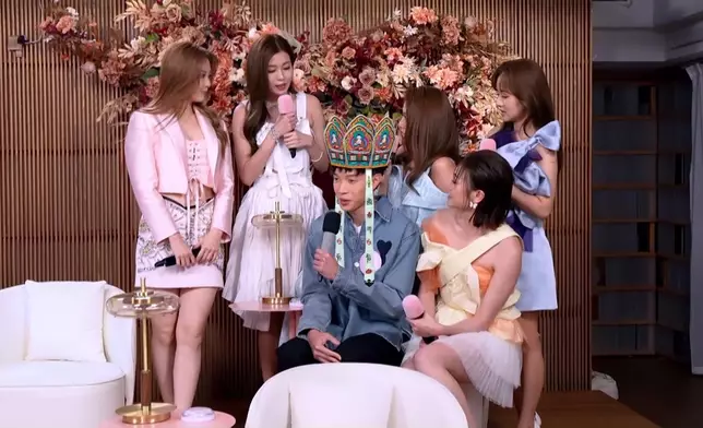 呢個女神圍攻怕醜仔Jacob嘅畫面都算經典。