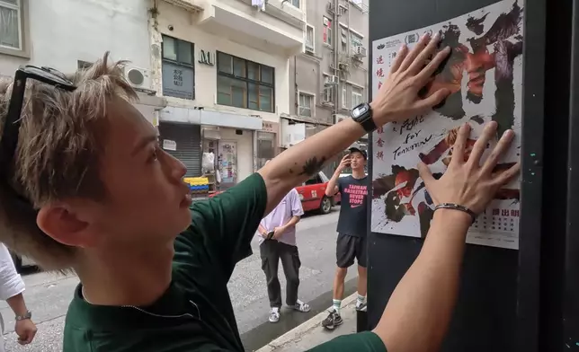 走訪不同地區小店宣傳電影和貼海報。