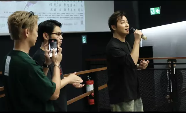 譚耀文清唱一段電影主題曲。