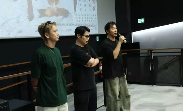 及後三人趕去進行父親節優先場謝票場。