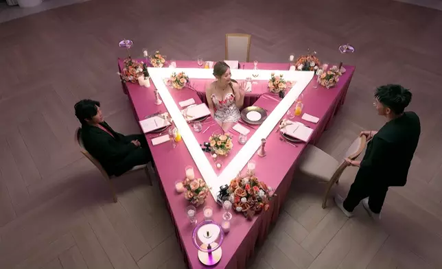 Eddie一嚟阿謙就不自覺扁嘴，笑咗。