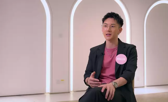 Eddie一嚟阿謙就不自覺扁嘴，笑咗。