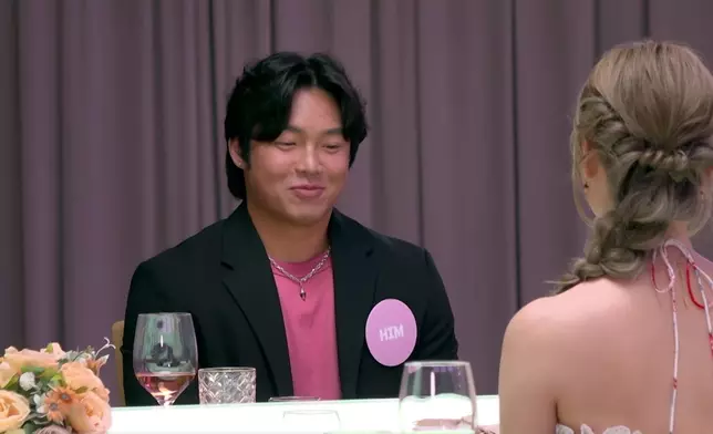 Eddie一嚟阿謙就不自覺扁嘴，笑咗。