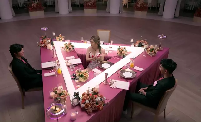 葉蒨文為Eddie同阿謙介紹大家，仲講笑話佢哋兩個先係成功配對嘅一pair。