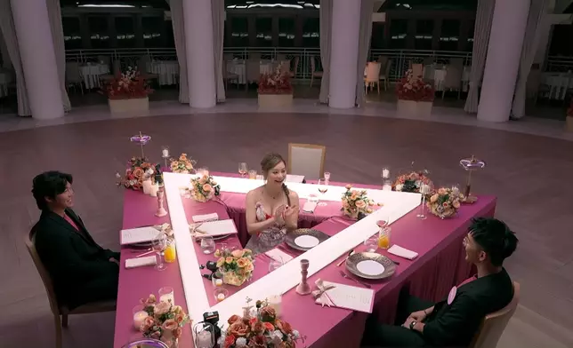 Eddie係向阿謙做出恭敬嘅手勢，果然識英雄重英雄。