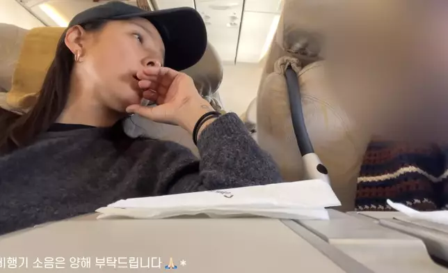 Yeonii在一年半前偶爾在飛機上遇上李孝利。 影片截圖