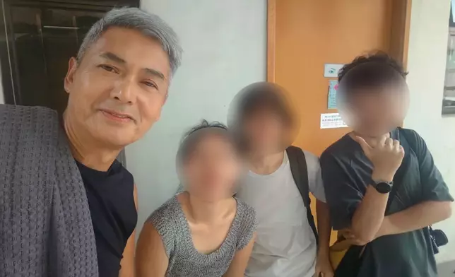 發哥見到網民更主動問是否要合照。