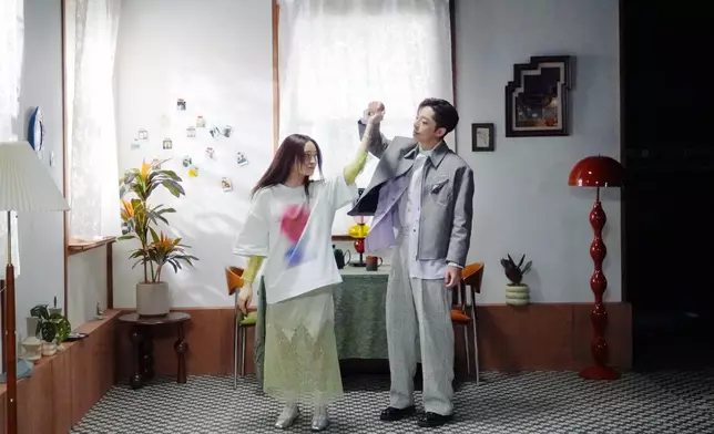 眼紅紅遊走愛與痛的邊緣。