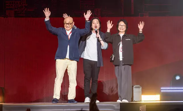 Jimmy的爸爸媽媽於首場謝幕時一同站台。