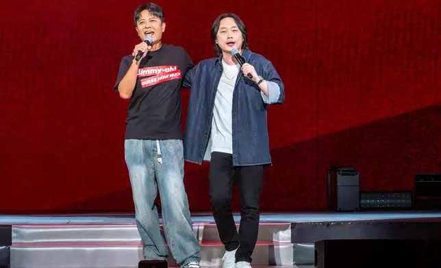 李克勤於尾場驚喜現身舞台，與Jimmy合唱《紅日》。