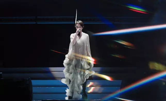 360度旋轉舞台，靈感來自經典歌曲《傾斜》。