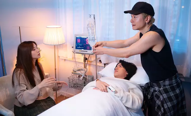 Sam躺在病床上扮昏迷時，安仔即「護士上身」。