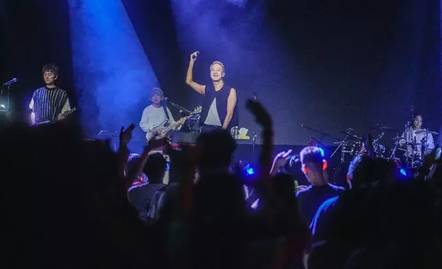 藍奕邦對於台下觀眾喊話有求必應。