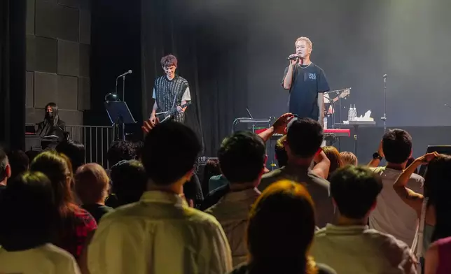 藍奕邦獻唱《身體健康》時特別將歌詞「我只希望身體健康」改為「我只希望香港健康」，令全場觀眾感動不已。