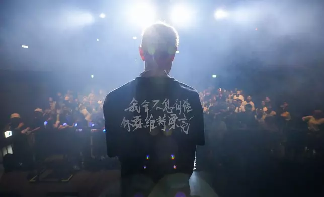 但就算只有一個觀眾也沒關係，因為對他而言這次演出不只是一場演唱會那麼簡單，而是他的奮力反擊。