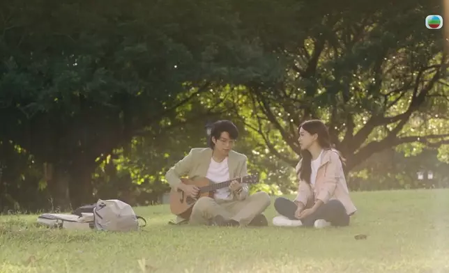 阿賢彈結他獻唱《想跟你好好道別我怕來不及》冧芷菲。